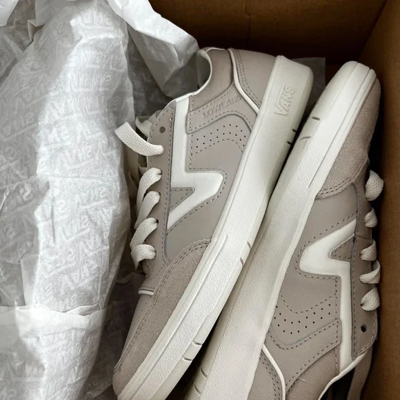 VANS - Picture 2 of 3